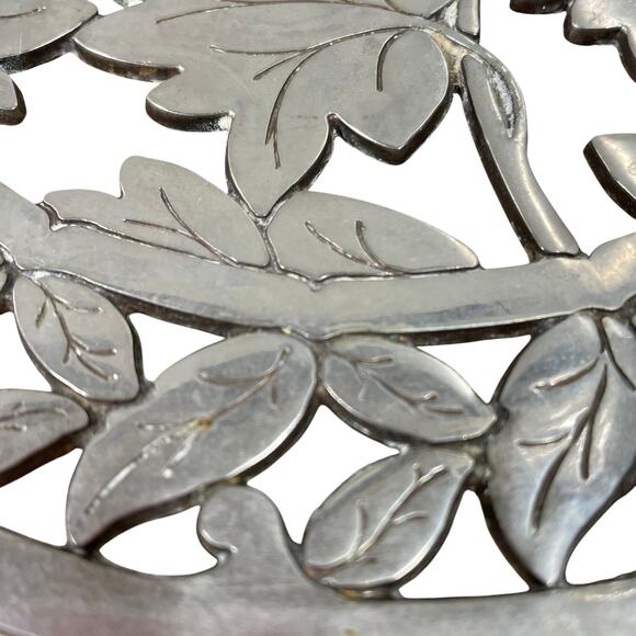 Vintage Italy Taunton Silver Plate Medallion Grapevine Pot Holder Good Condition - Picture 4 of 6